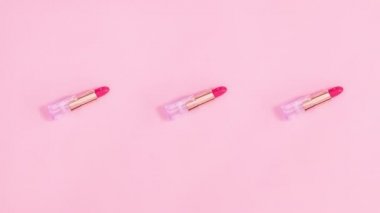 Parlak pembe temalı üç pembe ruj. Hareketi durdur