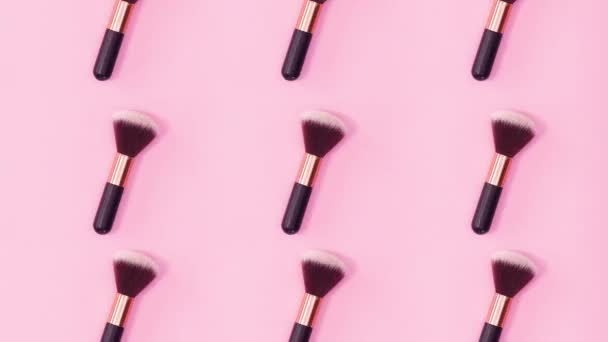 Patrón Concepto Belleza Hecha Pinceles Maquillaje Giran Sobre Fondo Rosa — Vídeo de stock