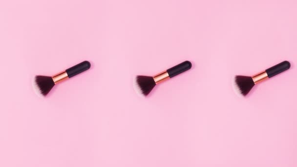 Tres Maquillajes Mueven Sobre Fondo Rosa Brillante Detener Movimiento — Vídeo de stock