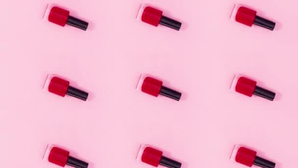 Garrafas Verniz Prego Giram Fundo Rosa Pastel Parar Movimento — Vídeo de Stock