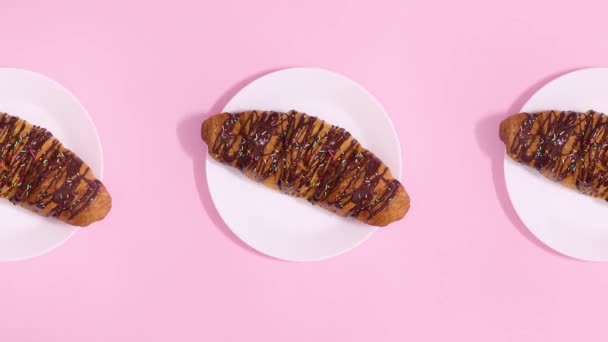 Három Friss Ízletes Croissant Váltogatja Rózsaszín Témát Állj — Stock videók