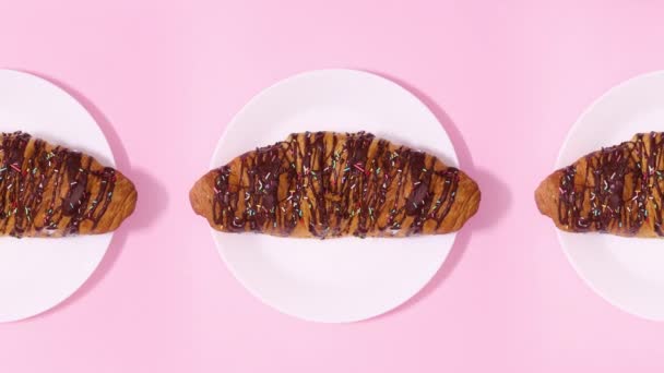 Tre Croissanter Med Choklad Visas Tallriken Rosa Tema Stoppa Rörelse — Stockvideo