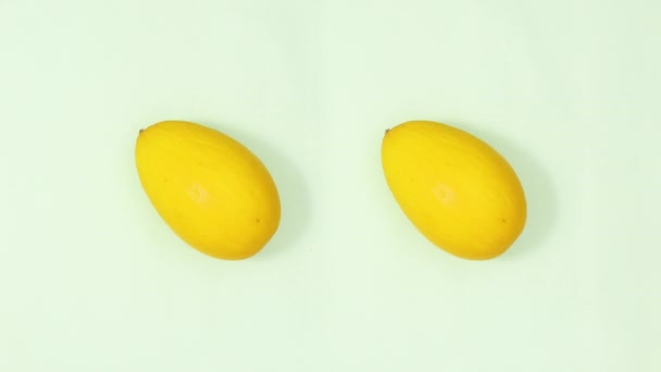 Dwa Świeże Dojrzałe Żółte Melony Obracają Się Zielonym Temacie Zatrzymać — Wideo stockowe