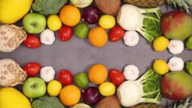 Organik olgun meyve ve sebzeler üstte ve altta görünür. Hareketi durdur