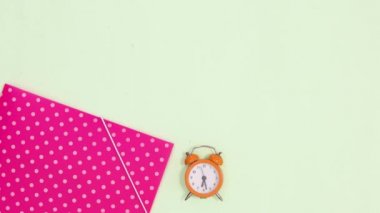 Okul durdurma hareketi zamanı. Okul kırtasiyesi yeşil temalı. Hareketi durdur