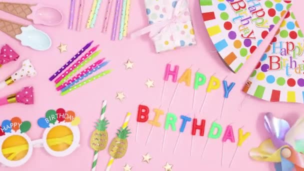 Accessoires Fête Anniversaire Déplacent Sur Fond Rose Pastel Stop Motion — Video