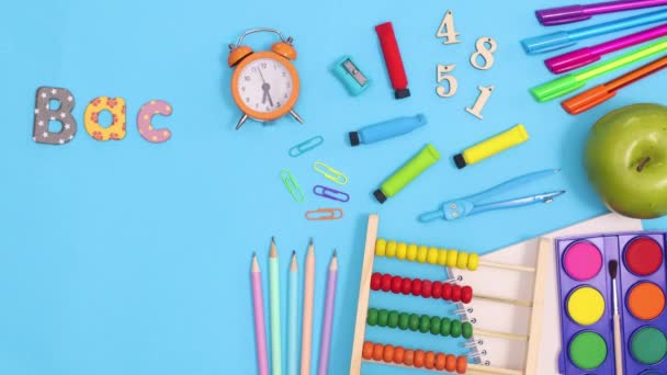 Volta Texto Escola Aparecem Lado Artigos Papelaria Escola Relógio Movimento — Vídeo de Stock