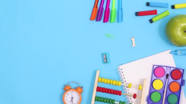 Escola Escrita Artigos Papelaria Aparecem Tema Azul Voltar Para Escola — Vídeo de Stock