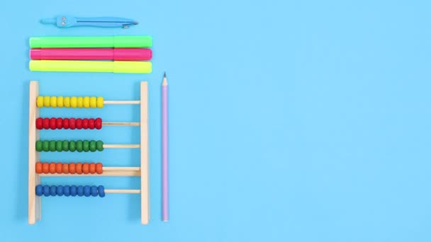 筆記具は青い主題の学校のレイアウトに創造的に作る 動くな — ストック動画