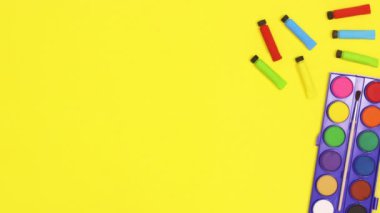 Sanatçı sarı temanın sağ tarafında araçlar, renkler ve fırçalar çizer. Hareketi durdur