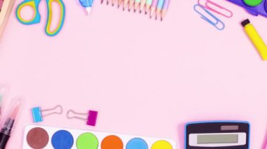 Okul aksesuarlarından yapılmış pastel pembe temalı çerçeveye geri dönelim. Hareketi durdur