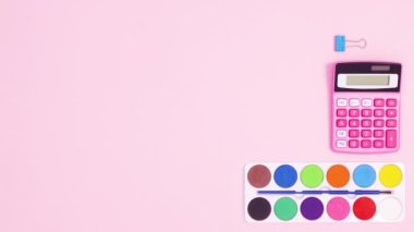 Pastel okulu aksesuarları ortaya çıkar ve pastel pembe temalı yaratıcı bir düzen oluşturur. Hareketi durdur