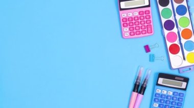 Pastel geri okul aksesuarları pastel mavi temanın sağ tarafında görünür ve sol taraftaki metin için defteri açar. Hareketi durdur