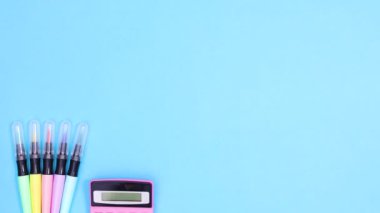 Pastel, okul aksesuarları için pastel mavisi temanın altına sipariş ver. Hareketi durdur