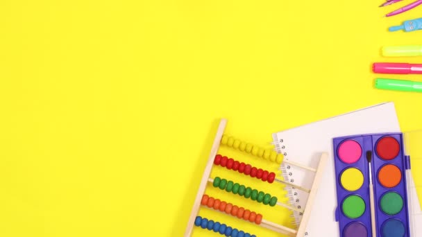 学校工具出现在黄色主题的右侧 回到学校停止活动 — 图库视频影像