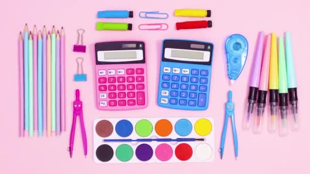 Pastel Creativo Nuevo Disposición Escuela Hecha Accesorios Vibrantes Escuela Tema — Vídeo de stock