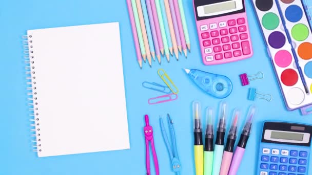 Schoolaccessoires Bewegen Pastelblauw Thema Met Lege Open Notitieboek Voor Tekst — Stockvideo