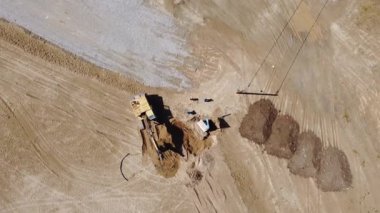 Kumsalda çalışan Kazı Makinesinin hava görüntüsü Plaj barı için hazırlanıyor