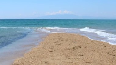 Sahilin her iki tarafına deniz dalgaları vuran egzotik kumsalın sonu.