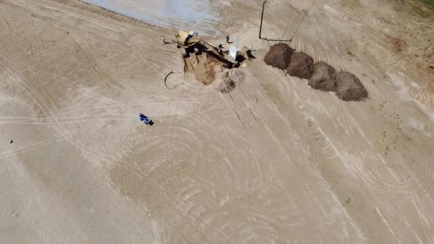Grävmaskin Som Arbetar Sandstranden Förbereder Den För Strandbaren Flygbild — Stockvideo