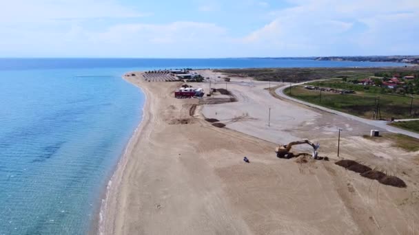 Longa Praia Espaçosa Com Máquina Escavadora Fazendo Trabalho Duro Preparação — Vídeo de Stock