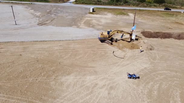 Grävmaskin Som Arbetar Sandstranden Förbereder Den För Strandbaren Flygbild — Stockvideo