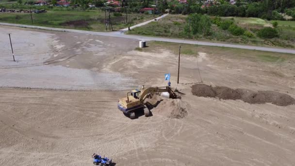 Екскаваторська Машина Наполегливо Працює Над Підготовкою Пляжу Туристів Вид Повітря — стокове відео