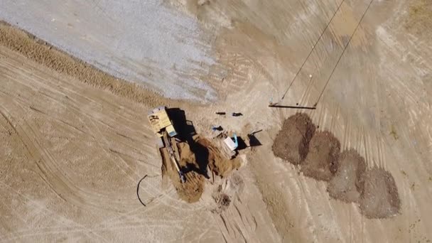 Авіаційний Вид Машини Excavator Працює Піщаному Пляжі Готуючи Його Пляжного — стокове відео