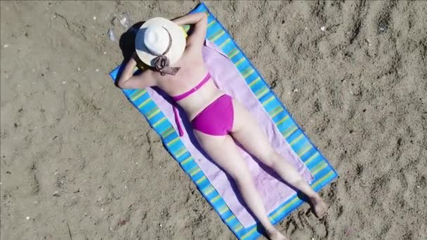 Jovem Mulher Tomando Sol Espaçosa Praia Areia Vazia Vista Aérea — Vídeo de Stock