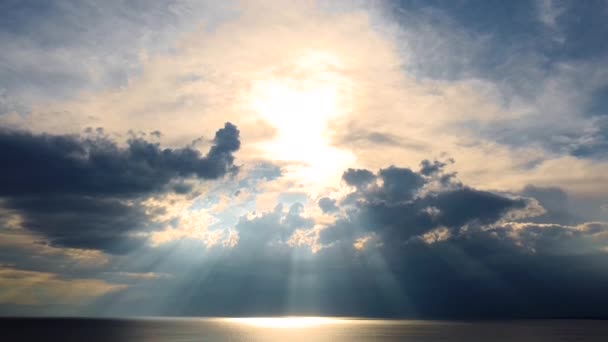 屋外の海とビーチの上の光線で雲の後ろに驚くべき日没 空中風景 — ストック動画