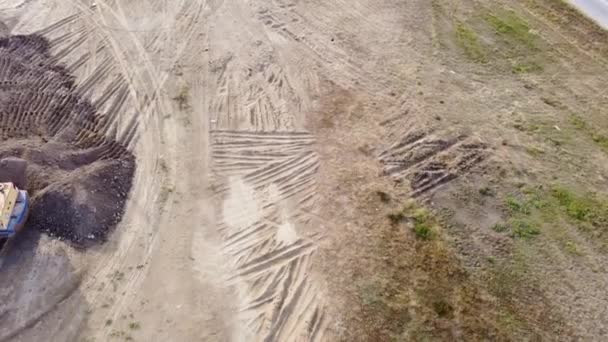 Escavatore Macchina Dura Che Lavora Sulla Spiaggia Sabbia Vista Aerea — Video Stock