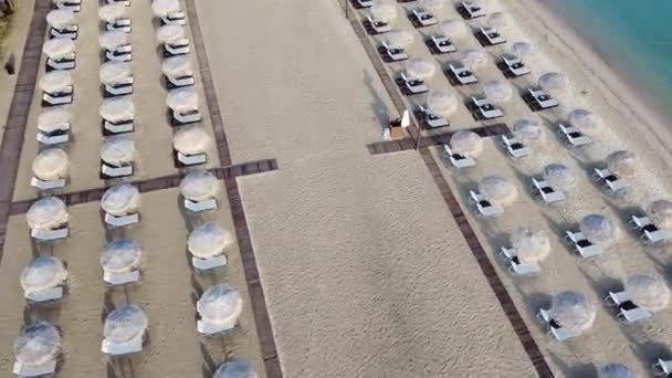 Arranjado Bar Praia Luxo Praia Areia Espreguiçadeiras Com Guarda Sóis — Vídeo de Stock