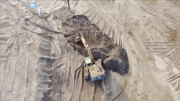 Escavatore Macchina Dura Che Lavora Sulla Spiaggia Sabbia Vista Aerea — Video Stock