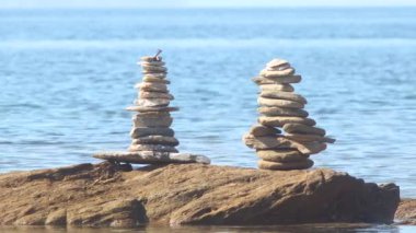 Denizde mükemmel dengelenmiş taşların Zen uyumu meditasyon rahatlama konsepti