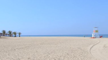 Cankurtaran evi ve avuç içleri olan uçsuz bucaksız kumlu plajlar.