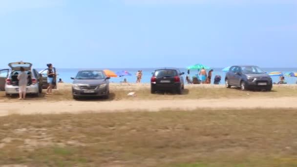 Прогулка Песчаному Пляжу Людьми Припаркованными Автомобилями Солнечный Выходной День — стоковое видео