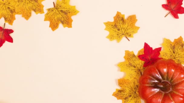 Fruits Automne Feuilles Citrouilles Baies Noix Apparaissent Sur Fond Beige — Video