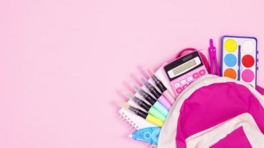 Okula geri dön. Pembe sırt çantası çıkar ve okul gereçleri çıkar. Hareketi durdur