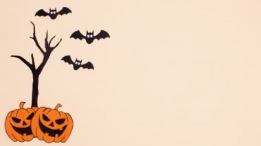 Cadılar Bayramı yarasaları ürkünç ağaç ve balkabaklarının yanında uçar. Hareketi durdur