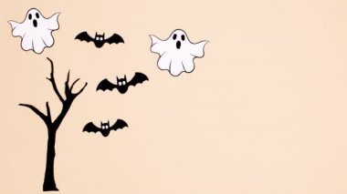 Hayaletler ve yarasalar ürkünç ağaçların etrafında uçarlar. Cadılar Bayramı dur hareketi