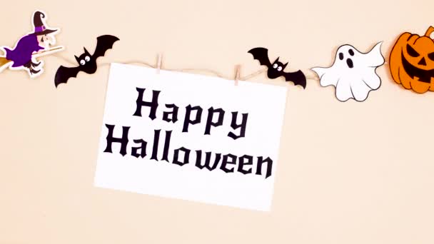 Papier Met Happy Halloween Tekst Opgehangen Aan Touw Met Halloween — Stockvideo