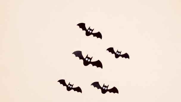 Ανατριχιαστικές Νυχτερίδες Πετούν Μακριά Και Happy Halloween Κείμενο Εμφανίζονται Σταμάτημα — Αρχείο Βίντεο