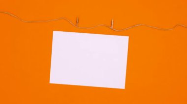 Cadılar Bayramı 'nda Cadılar Bayramı aksesuarlarıyla ipe asılmış kağıtta mutlu yazılar. Hareketi durdur