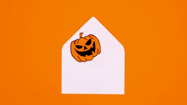 ハロウィーンのカボチャ コウモリ 幽霊はオレンジのテーマの封筒から出てきます 動くな — ストック動画