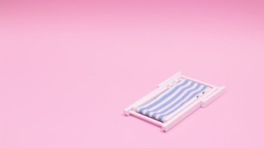Mini dissosiyal güneş lobisi pembe temalı ve oturmaya hazır. Hareketi durdur 