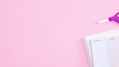 Pastel pembe iş araçları pembe temanın sağ tarafında görünür metin için boş kağıt ile. Hareketi durdur