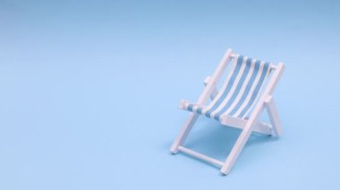 Mini Summer Sun Lounger pastel mavisi temada görünüyor. Hareketi durdur 