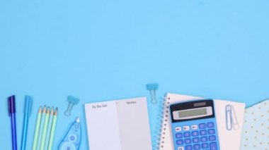 İş finansmanı çalışma araçları mavi temanın altında ilerler. Hareketi durdur