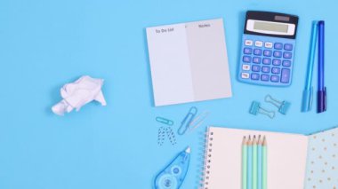 İşletme finansmanının yanında mavi tema üzerine çalışma araçları için metin paketi açılıyor. Hareketi durdur