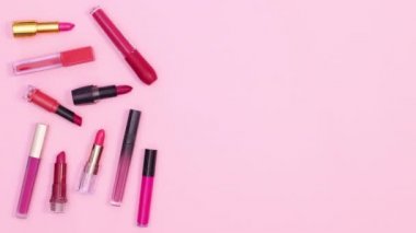 Rujlar pastel pembe tema üzerinde hareket eder. Hareketi durdur